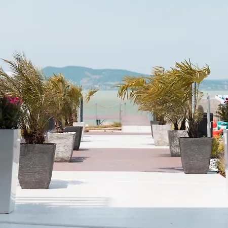 Sunset - Lakeside 4*